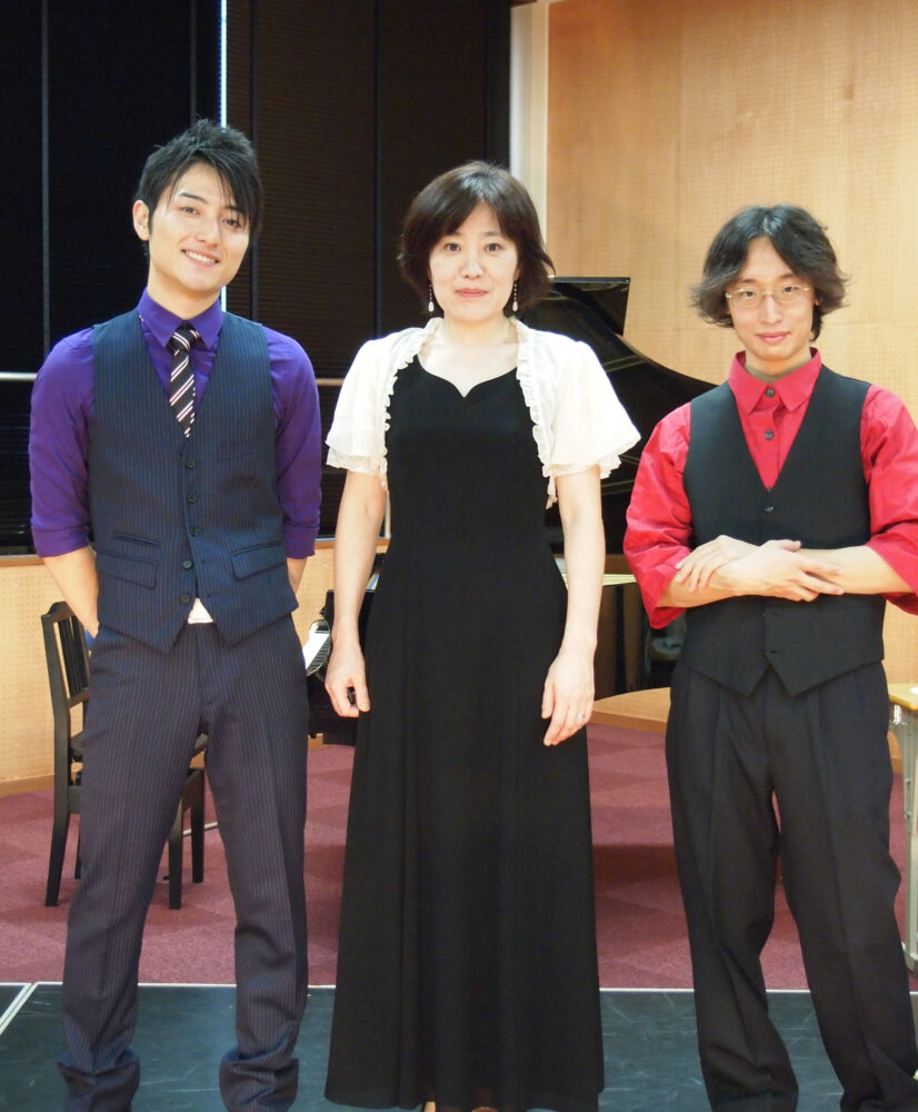 正装した市川先生の両隣には、同じく正装した学生時代の山科先生と工藤先生